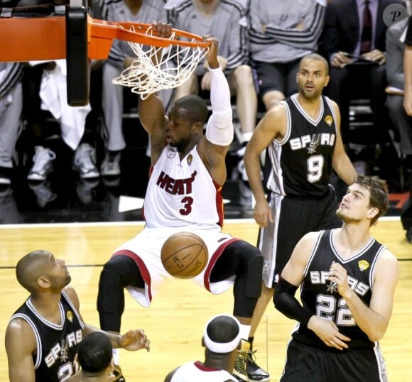 Dwyane Wade écrase un dunk sous l'oeil de Tony Parker lors du premier match de la finale de la NBA entre le Heat de Miami et les Spurs de San Antonio le 6 juin 2013 à l'AmericanAirlines Arena de Miami le 6 juin 2013