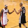 LeBron James et Tim Duncan lors du premier match de la finale de la NBA entre le Heat de Miami et les Spurs de San Antonio le 6 juin 2013 à l'AmericanAirlines Arena de Miami le 6 juin 2013