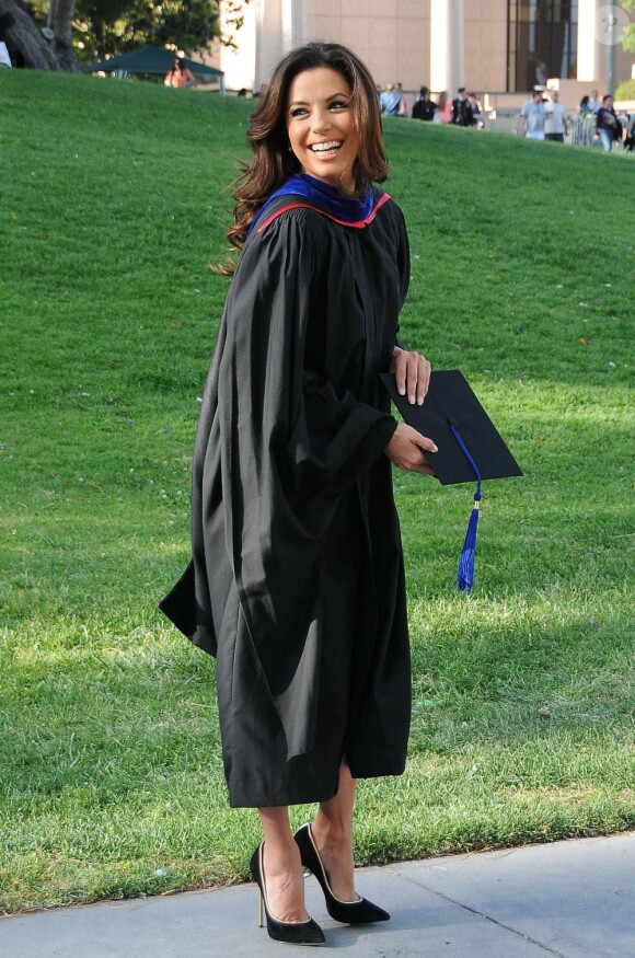 Eva Longoria diplômée d'un Masters Degree à la State University of Northridge à Chicago, le 22 mai 2013