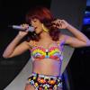 Rihanna porte un bikini imaginé par Adam Selman et des bottines Max Kibardin en concert à Sunrise pour son Loud Tour. Juillet 2011.