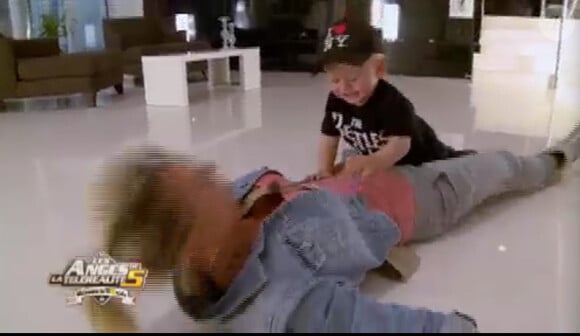 Amélie et son fils Hugo dans Les Anges de la télé-réalité 5 sur NRJ 12 le vendredi 7 juin 2013