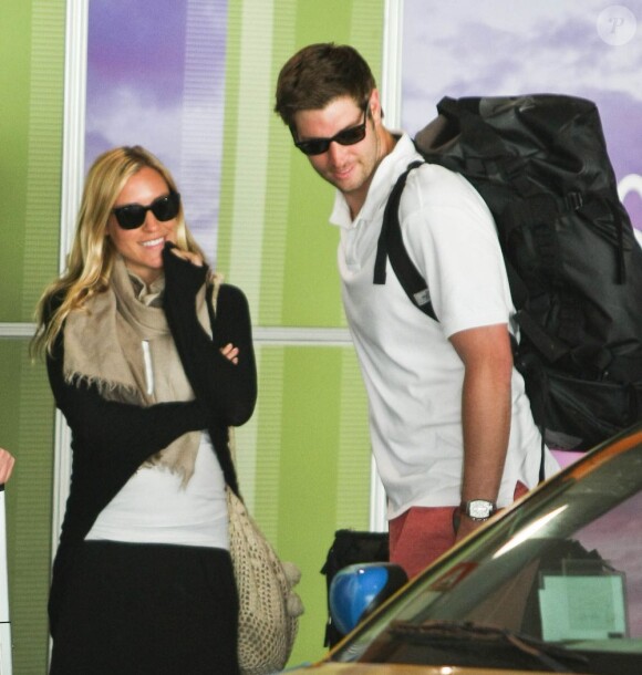 Kristin Cavallari, enceinte, avec son compagnon Jay Cutler à l'aéroport de Los Angeles, le 13 mars 2012.