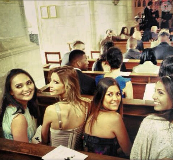 La jolie Alexandra Rosenfeld a posté une photo durant le mariage de Rachel Legrain Trapani, à l'église : On retrouve Alexandra, Chloé Mortaud et Valérie Bègue - Twitter et Instagram d'Alexandra Rosenfeld