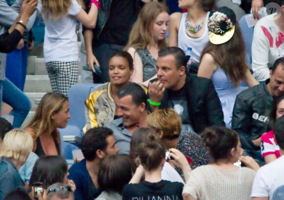 Jean-Roch avec sa petite amie Anais, enceinte, et son frère Dominique Pedri lors du concert de Rihanna au Stade de France. Pas moins de 80 000 personnes ont assisté à ce concert exceptionnel à Paris, le 8 juin 2013