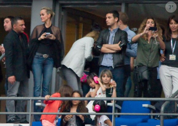 Laeticia Hallyday avec ses filles Joy et Jade, Mademoiselle Agnès et la productrice Anne Marcassus lors du concert de Rihanna au Stade de France. Pas moins de 80 000 personnes ont assisté à ce concert exceptionnel à Paris, le 8 juin 2013