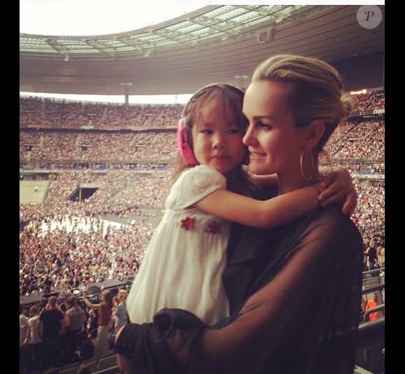 Laeticia Hallyday pose avec sa petite Joy lors du concert de Rihanna au Stade de France le 8 juin 2013 à Paris - Instagram