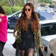  A copier : l'allure bohème de Vanessa Hudgens avec ses lunettes de soleil rondes style hippie  