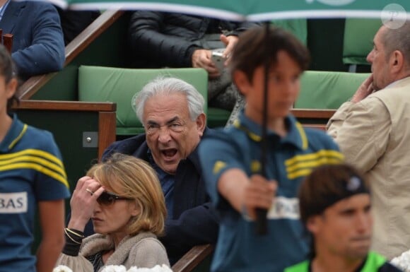 Dominique Strauss-Kahn et Myriam L'Aouffir dans les tribunes du tournoi de Roland-Garros 2013 pour la finale opposant Rafael Nadal à David Ferrer, à Paris le 9 juin 2013.