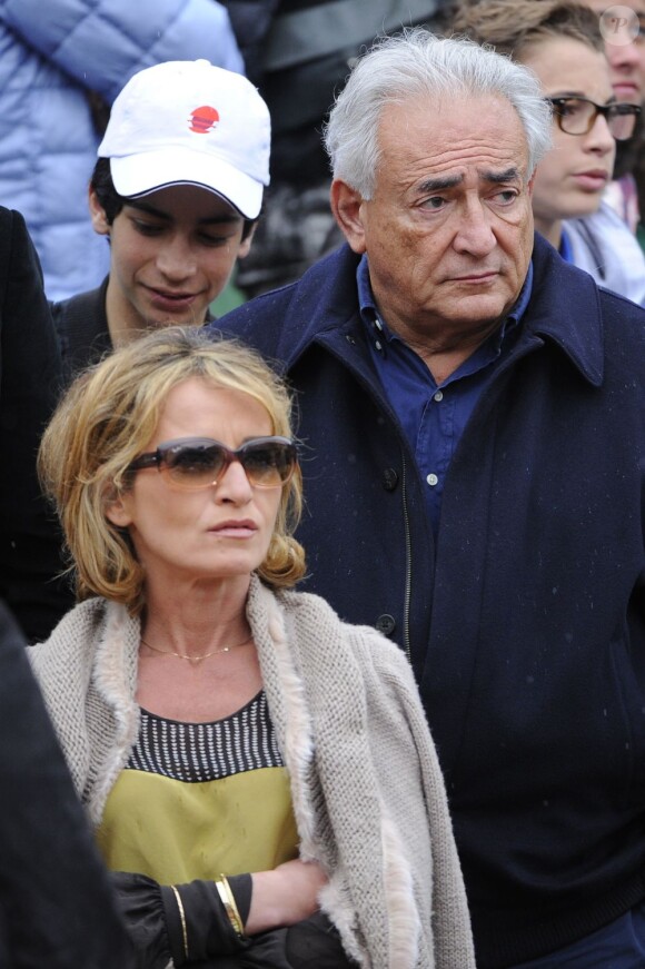 Dominique Strauss-Kahn et Myriam L'Aouffir dans les tribunes du tournoi de Roland-Garros 2013 pour la finale opposant Rafael Nadal à David Ferrer, à Paris le 9 juin 2013.