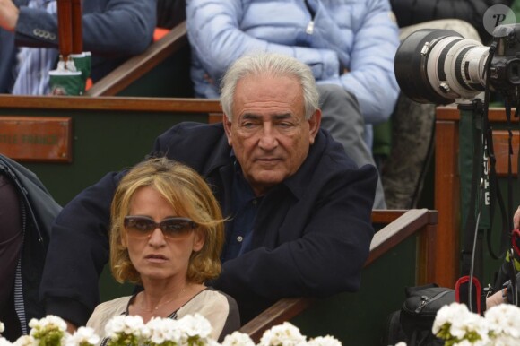 Dominique Strauss-Kahn et Myriam L'Aouffir dans les tribunes du tournoi de Roland-Garros 2013 pour la finale opposant Rafael Nadal à David Ferrer, à Paris le 9 juin 2013.