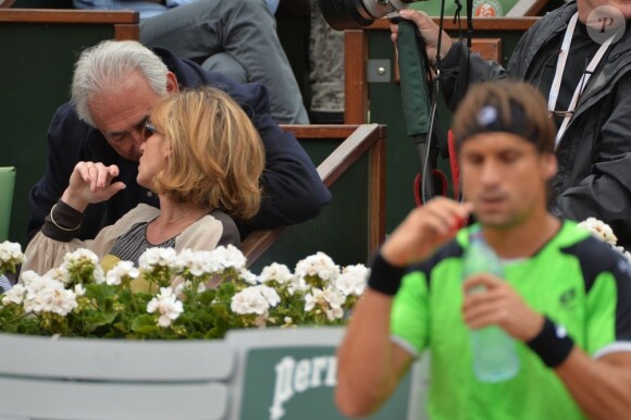Dominique Strauss-Kahn et Myriam L'Aouffir dans les tribunes du tournoi de Roland-Garros 2013 pour la finale opposant Rafael Nadal à David Ferrer, à Paris le 9 juin 2013.