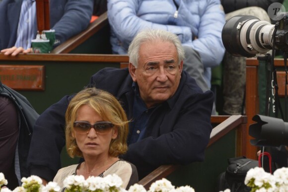 Dominique Strauss-Kahn et Myriam L'Aouffir dans les tribunes du tournoi de Roland-Garros 2013 pour la finale opposant Rafael Nadal à David Ferrer, à Paris le 9 juin 2013.