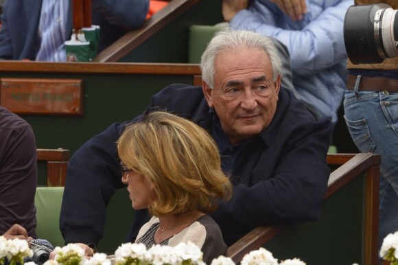 Dominique Strauss-Kahn et Myriam L'Aouffir dans les tribunes du tournoi de Roland-Garros 2013 pour la finale opposant Rafael Nadal à David Ferrer, à Paris le 9 juin 2013.