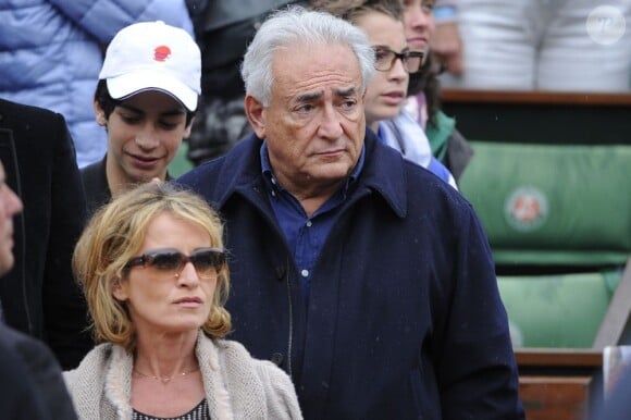 Dominique Strauss-Kahn et Myriam L'Aouffir dans les tribunes du tournoi de Roland-Garros 2013 pour la finale opposant Rafael Nadal à David Ferrer, à Paris le 9 juin 2013.