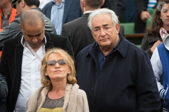 Dominique Strauss-Kahn et Myriam L'Aouffir dans les tribunes du tournoi de Roland-Garros 2013 pour la finale opposant Rafael Nadal à David Ferrer, à Paris le 9 juin 2013.