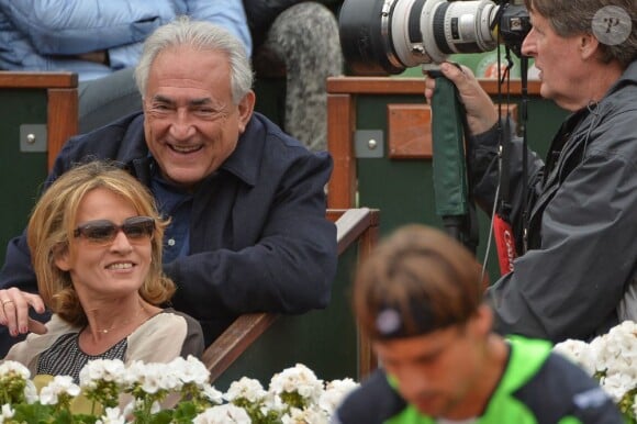 Dominique Strauss-Kahn et Myriam L'Aouffir dans les tribunes du tournoi de Roland-Garros 2013 pour la finale opposant Rafael Nadal à David Ferrer, à Paris le 9 juin 2013.