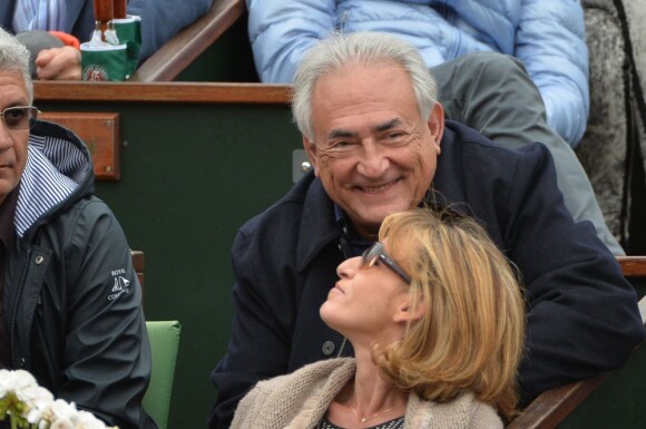 Dominique Strauss-Kahn et Myriam L'Aouffir, complices et sereins, dans les tribunes du tournoi de Roland-Garros 2013 pour la finale opposant Rafael Nadal à David Ferrer, à Paris le 9 juin 2013.