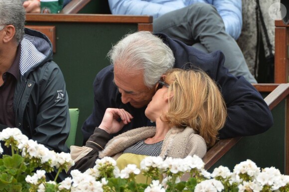 Dominique Strauss-Kahn et sa compagne Myriam L'Aouffir dans les tribunes du tournoi de Roland-Garros 2013 pour la finale opposant Rafael Nadal à David Ferrer, à Paris le 9 juin 2013.