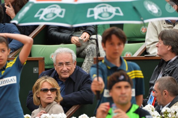 Dominique Strauss-Kahn et Myriam L'Aouffir dans les tribunes du tournoi de Roland-Garros 2013 pour la finale opposant Rafael Nadal à David Ferrer, à Paris le 9 juin 2013.