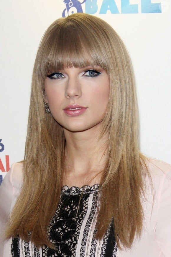 Taylor Swift pose avant le concert Summertime Ball organisé par Capital FM au stade de Wembley à Londres le 9 juin 2013.