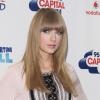 Taylor Swift pose avant le concert Summertime Ball organisé par Capital FM au stade de Wembley à Londres le 9 juin 2013.