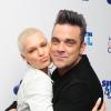 Jessie J et Robbie Williams posent avant le concert Summertime Ball organisé par Capital FM au stade de Wembley à Londres le 9 juin 2013.