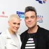 Jessie J et Robbie Williams posent avant le concert Summertime Ball organisé par Capital FM au stade de Wembley à Londres le 9 juin 2013.