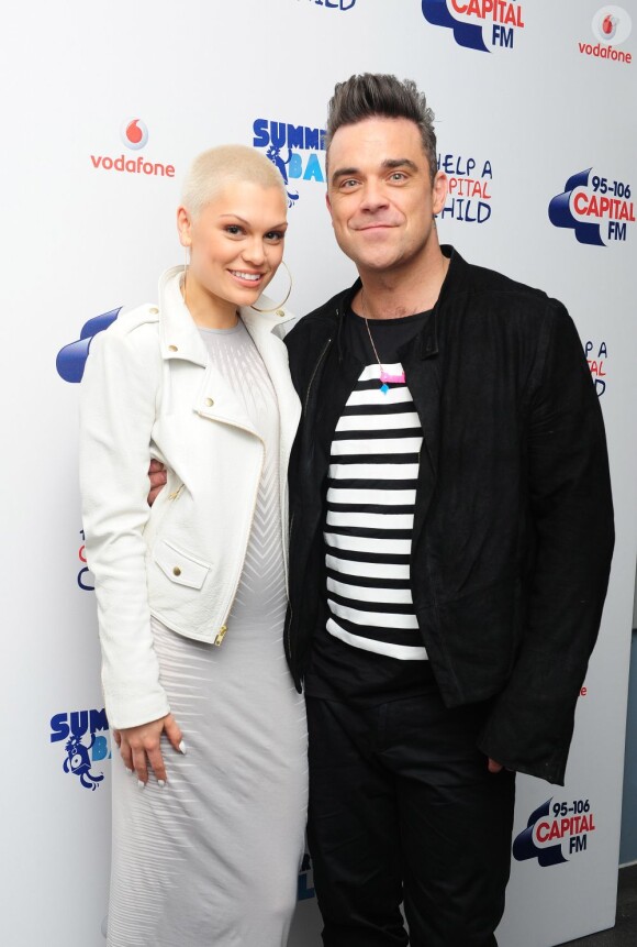 Jessie J et Robbie Williams posent avant le concert Summertime Ball organisé par Capital FM au stade de Wembley à Londres le 9 juin 2013.