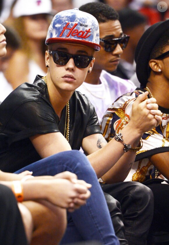Le jeune Justin Bieber assiste au match de basket Miami Heat / Indiana Pacers à Miami, le 3 juin 2013.