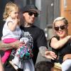 La chanteuse Pink, son mari Carey Hart et leur fille Willow s'amusent en famille à Venice Beach, le 9 Juin 2013.