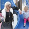 La chanteuse Pink, son mari Carey Hart et la petite Willow s'amusent en famille à Venice Beach, le 9 Juin 2013.