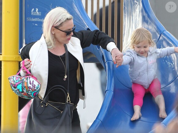 La chanteuse Pink, son mari Carey Hart et la petite Willow s'amusent en famille à Venice Beach, le 9 Juin 2013.