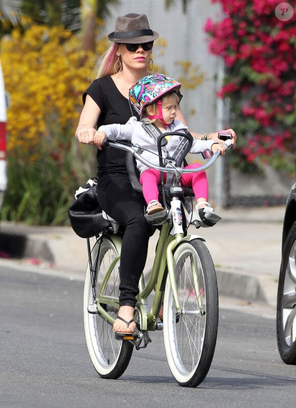 La chanteuse Pink et sa fille Willow s'amusent en famille à Venice Beach, le 9 Juin 2013.