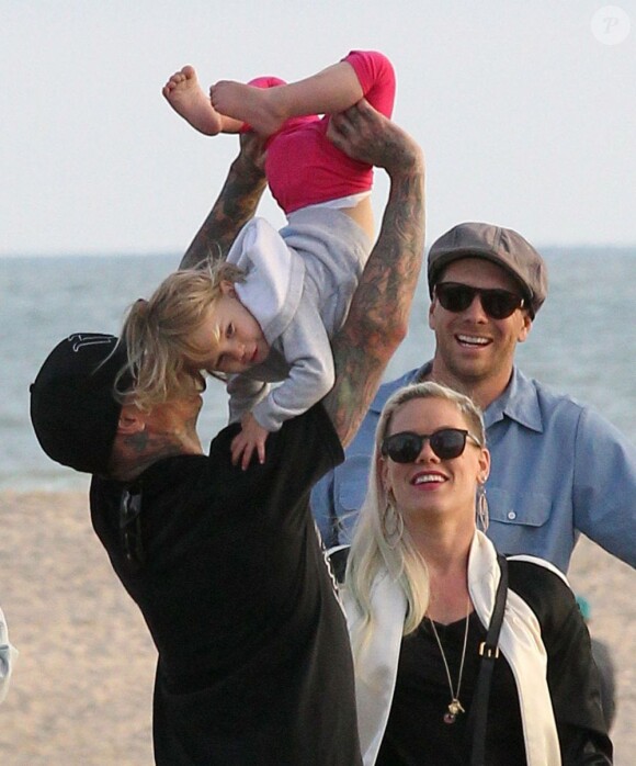 Pink, son mari Carey Hart et leur fille Willow s'amusent en famille à Venice Beach, le 9 Juin 2013.
