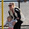 La chanteuse Pink, son mari Carey Hart et leur fille Willow s'amusent en famille à Venice Beach, le 9 Juin 2013.