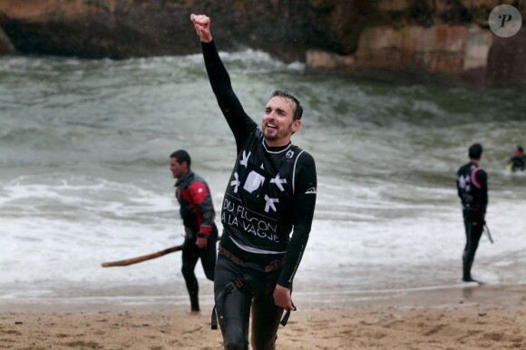 Christophe Willem fier de lui lors de l'Odyssée du flocon à la vague 2013 à Saint-Jean-de-Luz, le 8 juin 2013