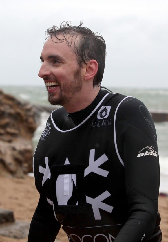 Christophe Willem heureux de lui-même lors de l'Odyssée du flocon à la vague 2013 à Saint-Jean-de-Luz, le 8 juin 2013
