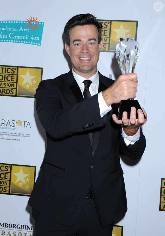Carson Daly avec son prix dans la salle de presse de la 3e édition des Critics Choice Television Awards au Beverly Hilton Hotel à Beverly Hills, Los Angeles, le 10 juin 2013.
