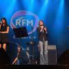 Carla Bruni entourée de Bruno Roblès et Sophie Coste sur la scène des Folies Bergère à Paris, pour les 32 ans de RFM, le 10 juin 2013.