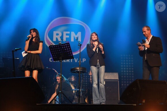 Carla Bruni entourée de Bruno Roblès et Sophie Coste sur la scène des Folies Bergère à Paris, pour les 32 ans de RFM, le 10 juin 2013.