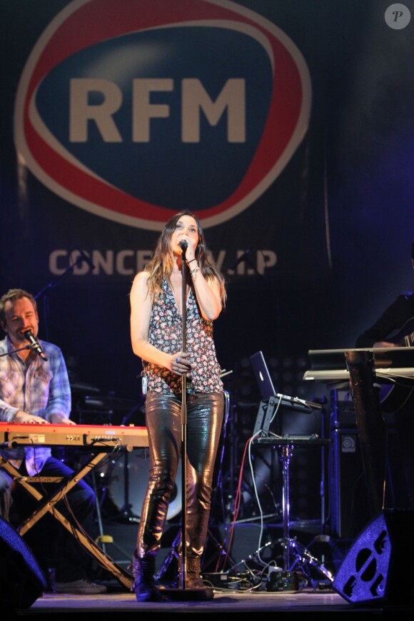 Zazie sur la scène des Folies Bergère à Paris, pour les 32 ans de RFM, le 10 juin 2013.