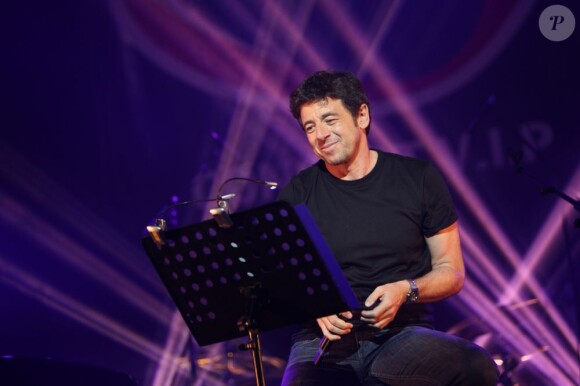 Le chanteur Patrick Bruel sur la scène des Folies Bergère à Paris, pour les 32 ans de RFM, le 10 juin 2013.