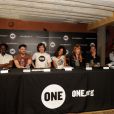 Smod, Tiken Jah Fakoly, Babylon Circus , Daby Toure , Zaza Fournier, Louisy Joseph , Cali à la conférence de presse de l'ONG, One, intitulée En Scène Citoyens, à Paris, le 11 juin 2013.