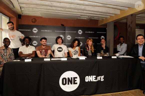 Smod, Tiken Jah Fakoly, Babylon Circus , Daby Toure , Zaza Fournier, Louisy Joseph , Cali à la conférence de presse de l'ONG, One, intitulée En Scène Citoyens, à Paris, le 11 juin 2013.