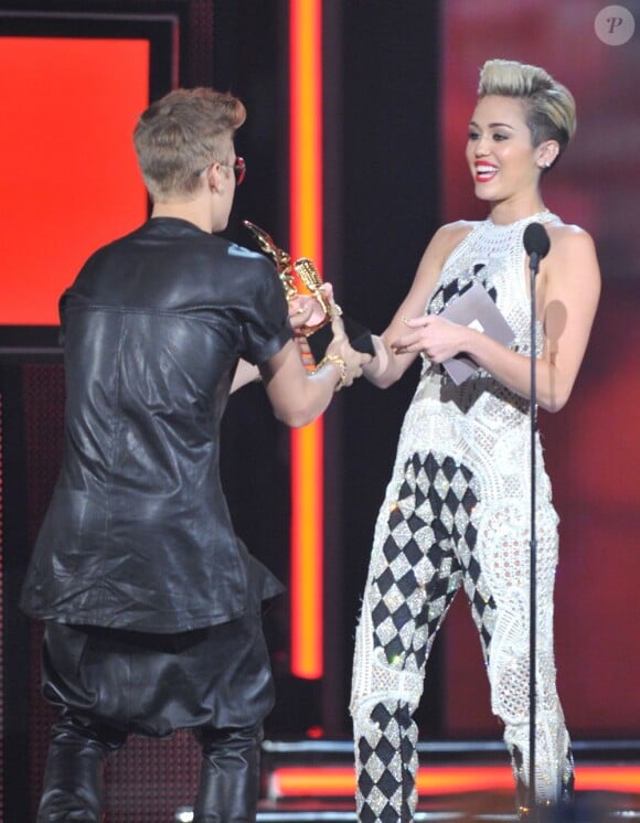 Justin Bieber et Miley Cyrus sur la scène des Billboard Music Awards au MGM Grand Garden Arena de Las Vegas, le 19 mai 2013.