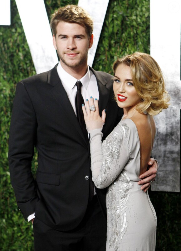 Miley Cyrus et Liam Hemsworth à la soirée Vanity Fair Oscar Party au Sunset Towers Hotel, de West Hollywood, Los Angeles, le 26 février 2012.
