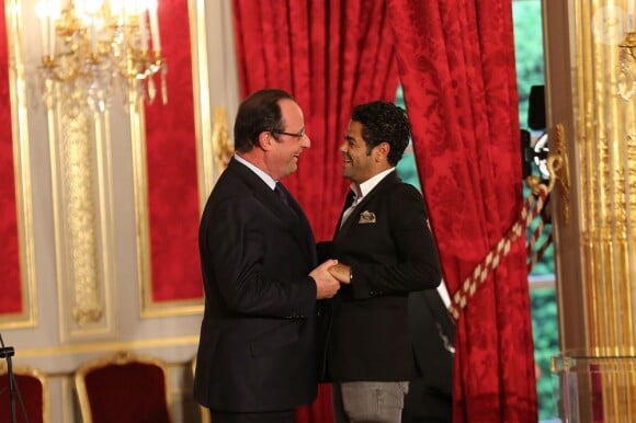 Francois Hollande saluant Jamel Debbouze lors de la remise du prix de l'audace  artistique et culturelle à l'Elysée, le 12 juin 2013