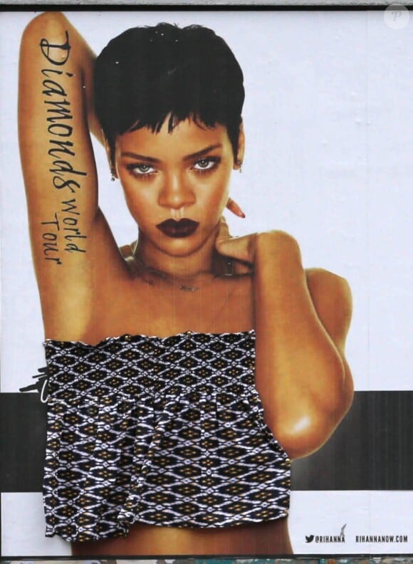 Rihanna, couverte à la poitrine sur un poster promotionnel pour son concert à l'Aviva Stadium de Dublin. Le 12 juin 2013.