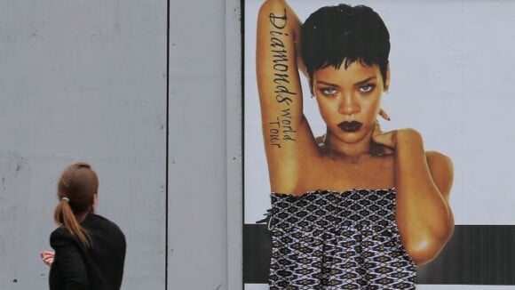 Rihanna, jugée trop provoc' : Les Irlandais la rhabillent