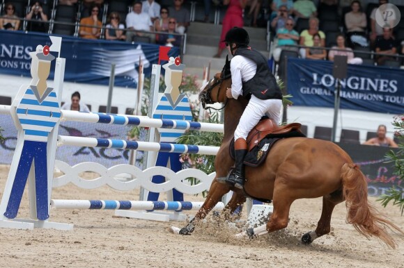 Guillaume Canet sur Padisha de Mars le 14 juin 2013 au Jumping International de Cannes. L'alezan a refusé l'obstacle après avoir mené la veille la star à la victoire...